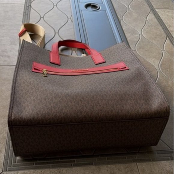 Michael Kors Kenly Large Tote - Picture 5 of 15